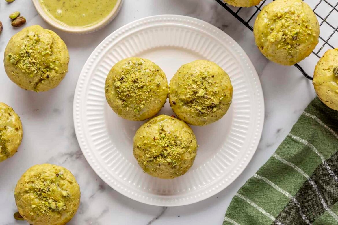 Easy pistachio muffin recipe.
