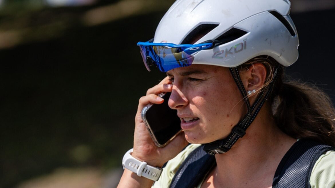 Discover the science-backed benefits of unplugged exercise. Learn how reducing digital stimuli during workouts can lower mental fatigue and improve athletic performance.