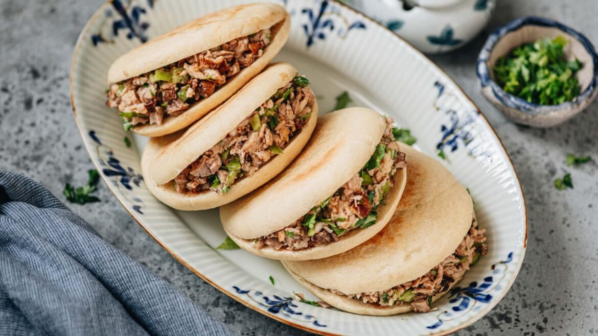 Chinese Pork Belly Bun (Rou Jia Mo, 肉夹馍)