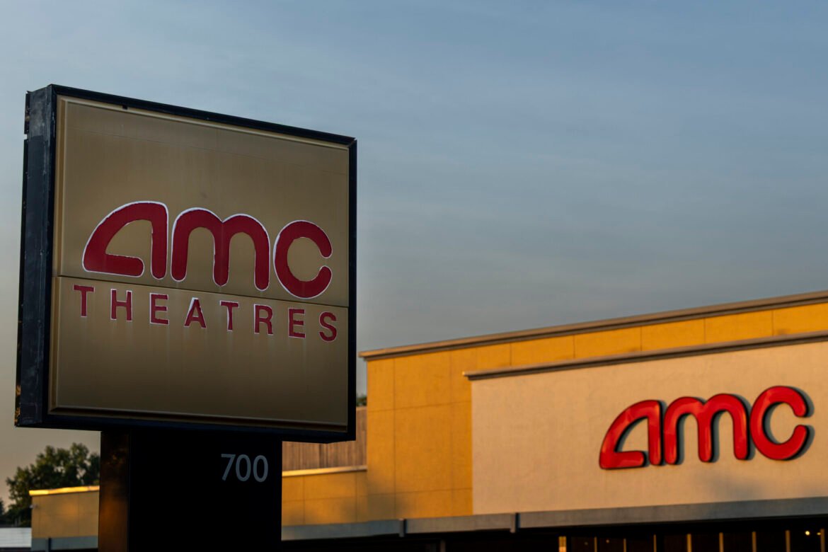 Most NJ voters oppose movie theaters selling booze, poll says • New Jersey Monitor