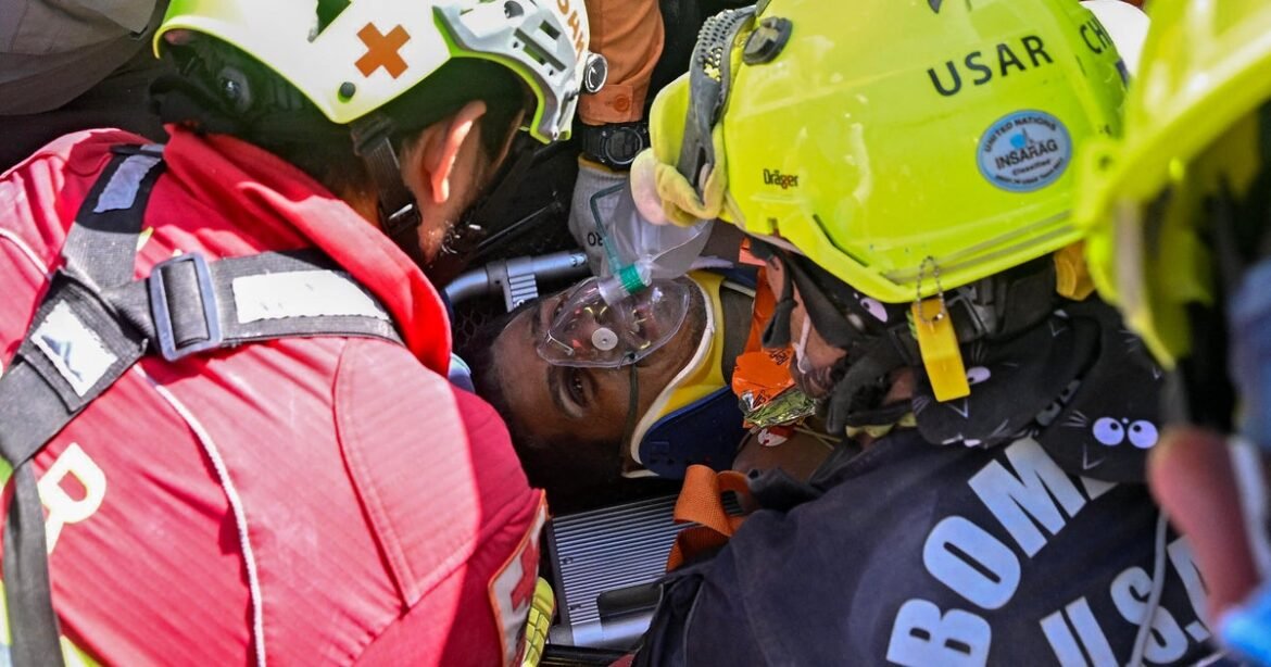 Security guard rescued from Venezuela earthquake rubble 8 days after massive temblors: "Truly a miracle"