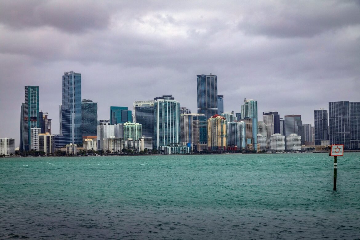Downtown Miami’s skyline reflects the city’s continued growth as new federal data shows the Miami metropolitan area has surpassed New York City in overall cost of living, driven by rising housing prices, insurance costs and continued business investment.