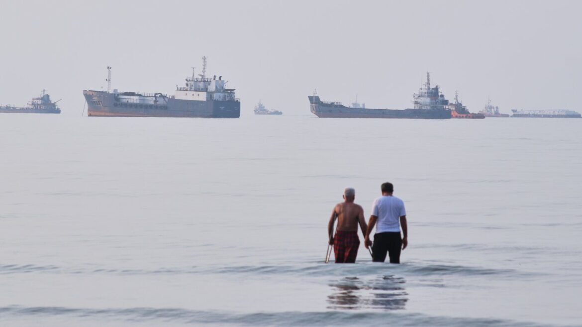 U.S. pauses attacks on Iran for a second straight day and Tehran does too : NPR