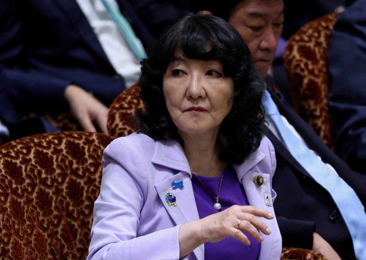Yen gains after finance minister urges pension funds to invest more at home