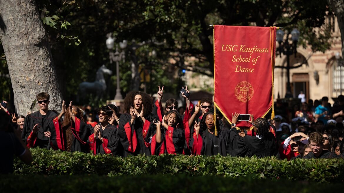 At USC new student convocation, Trojans are urged to boldly ask challenging questions