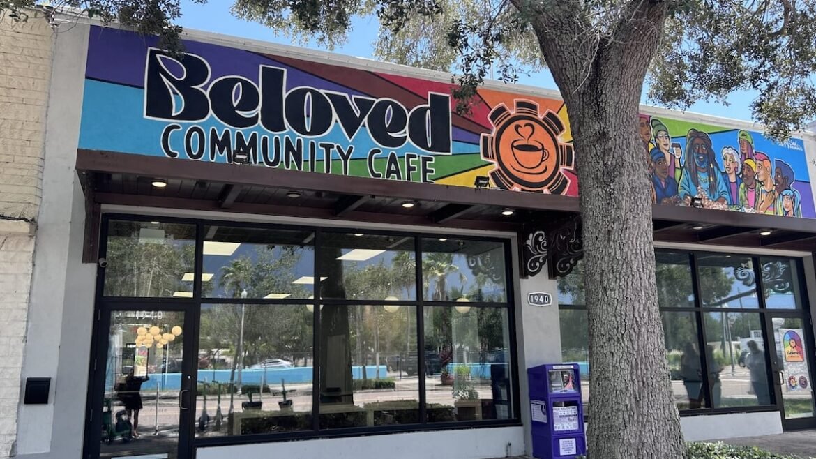 At this St. Petersburg cafe, ‘no one eats alone unless they want to’