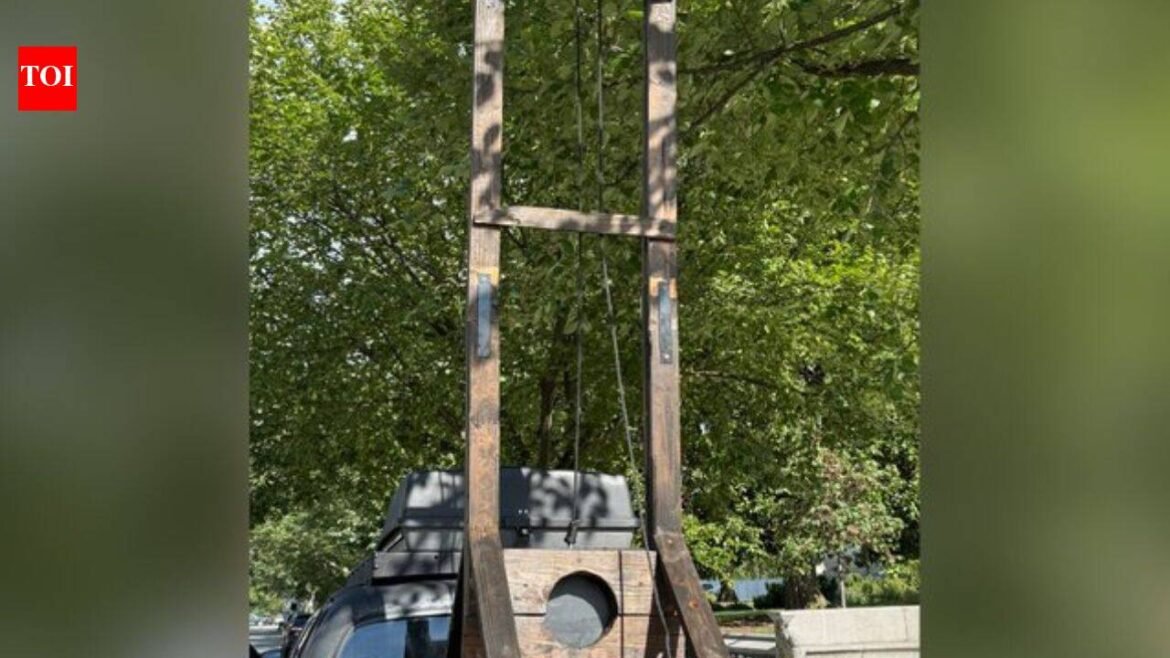 California man arrested with guillotine in pickup truck near US Capitol building
