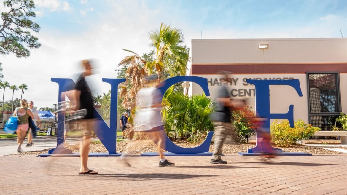 Despite objections, New College Foundation votes to dissolve alumni association