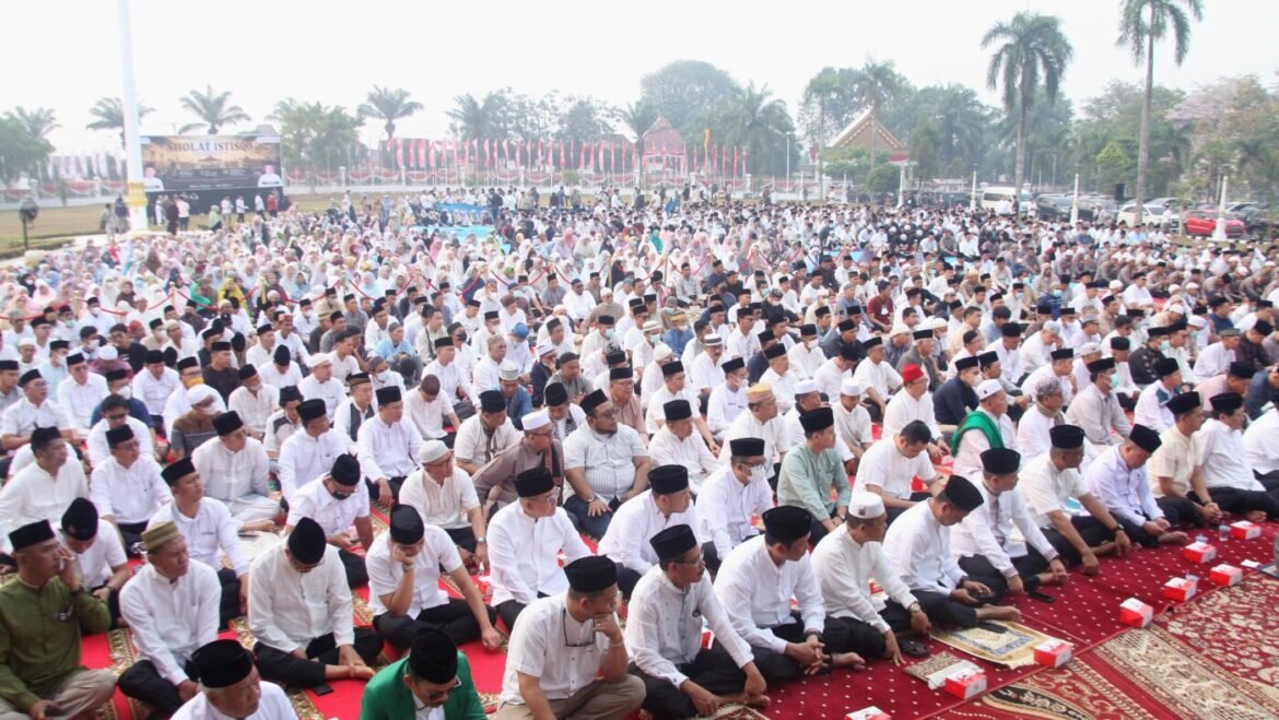 Indonesians brave choking smoke to pray for rain as country battles wildfires : NPR