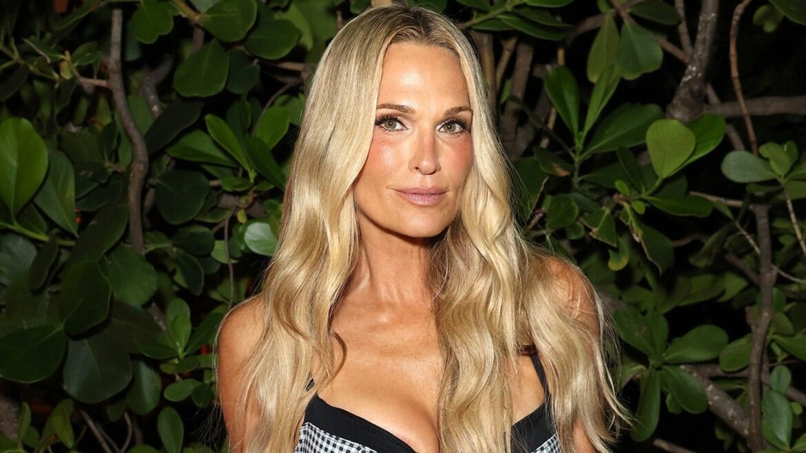 Molly Sims rocks mismatched black bikini top and blue bottoms at beach