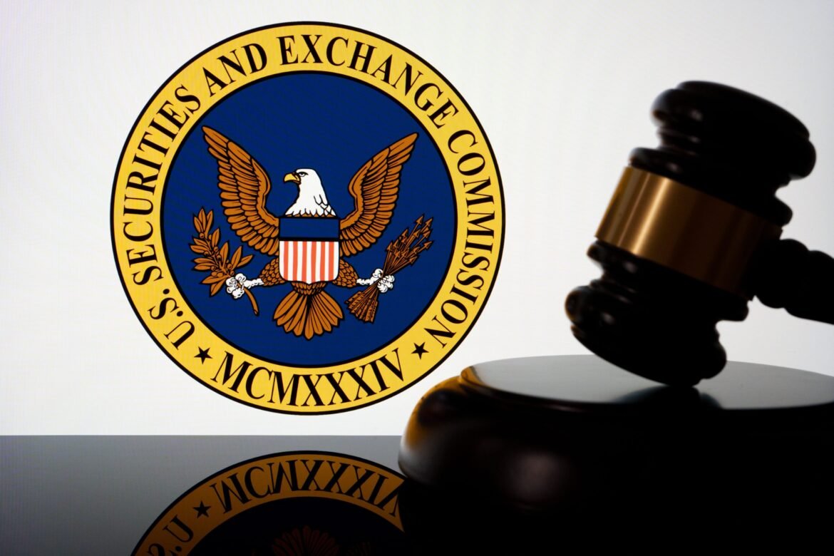 SEC accuses former Wall St. bankers, including BOA employee, of insider trading scheme