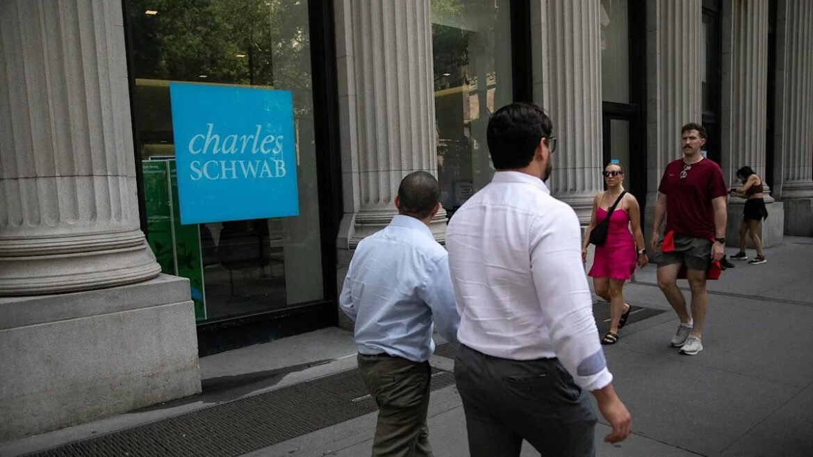 Schwab SCHD draws $679M as dividend ETF climbs 2.39%