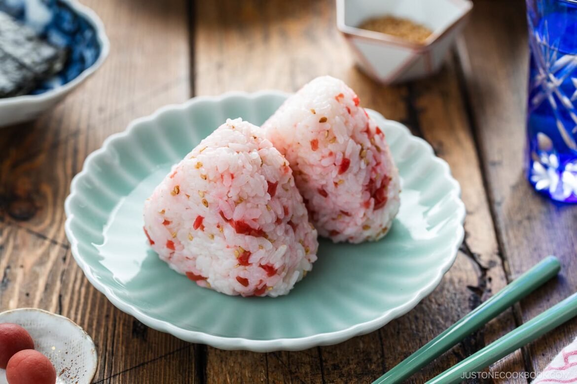 Umeboshi Onigiri (Plum Rice Ball) (Midnight Diner) 小梅のおにぎり • Just One Cookbook