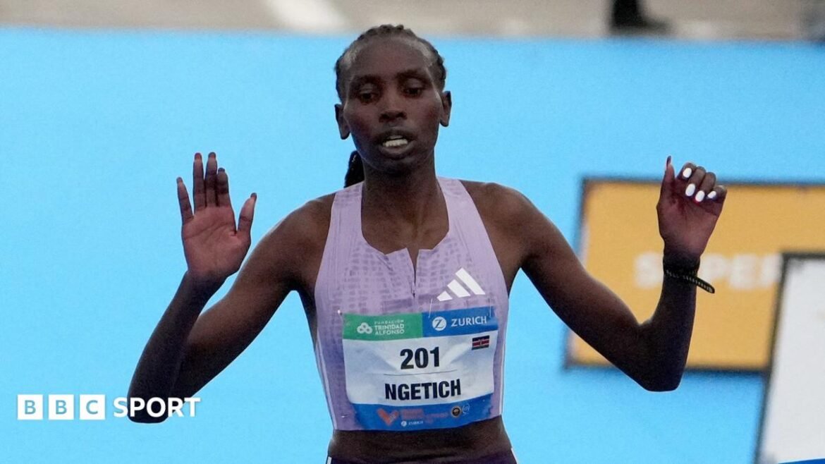 Agnes Ngetich crossing the line at the 2025 Women's half marathon in Valencia