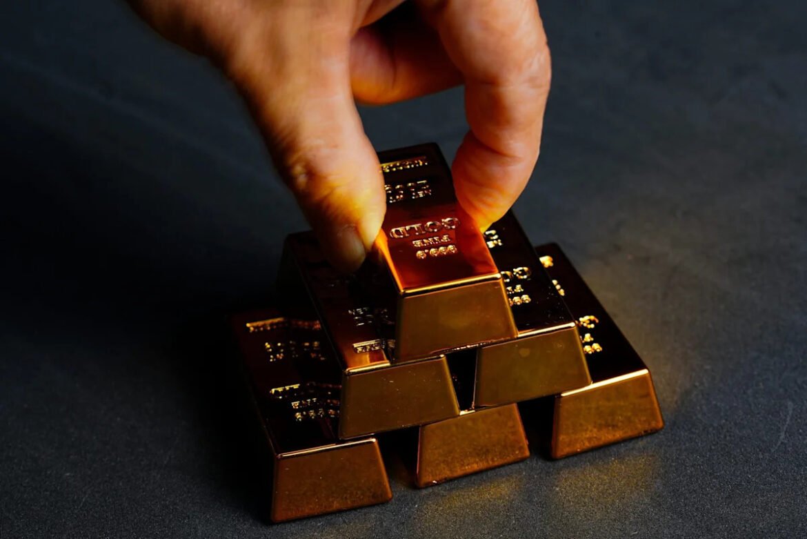 Bridgewater Founder Dalio Urges Investors to Dump Bonds for Gold Allocation