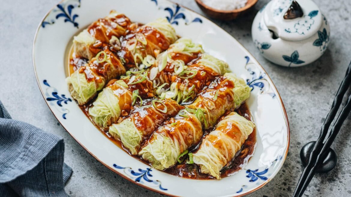 Chinese Cabbage Rolls with Pork (白菜卷)