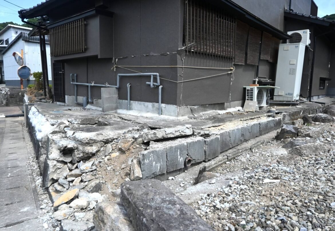 Emperor and empress to visit quake-hit Kumamoto