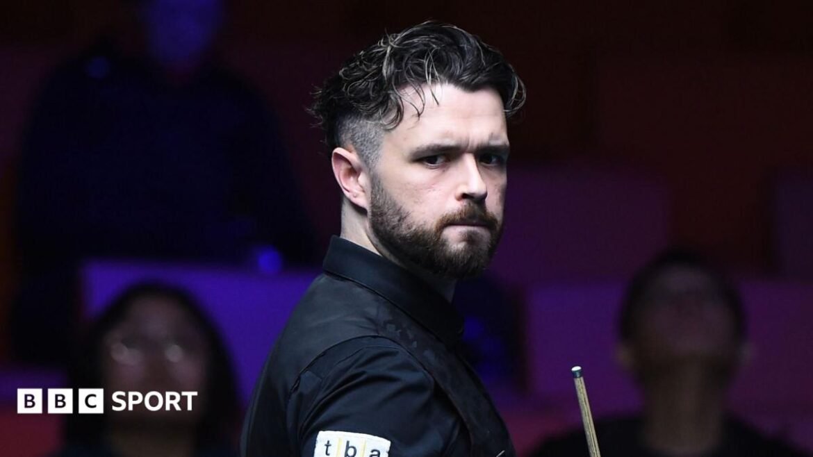 Snooker player Oliver Lines looking at the table