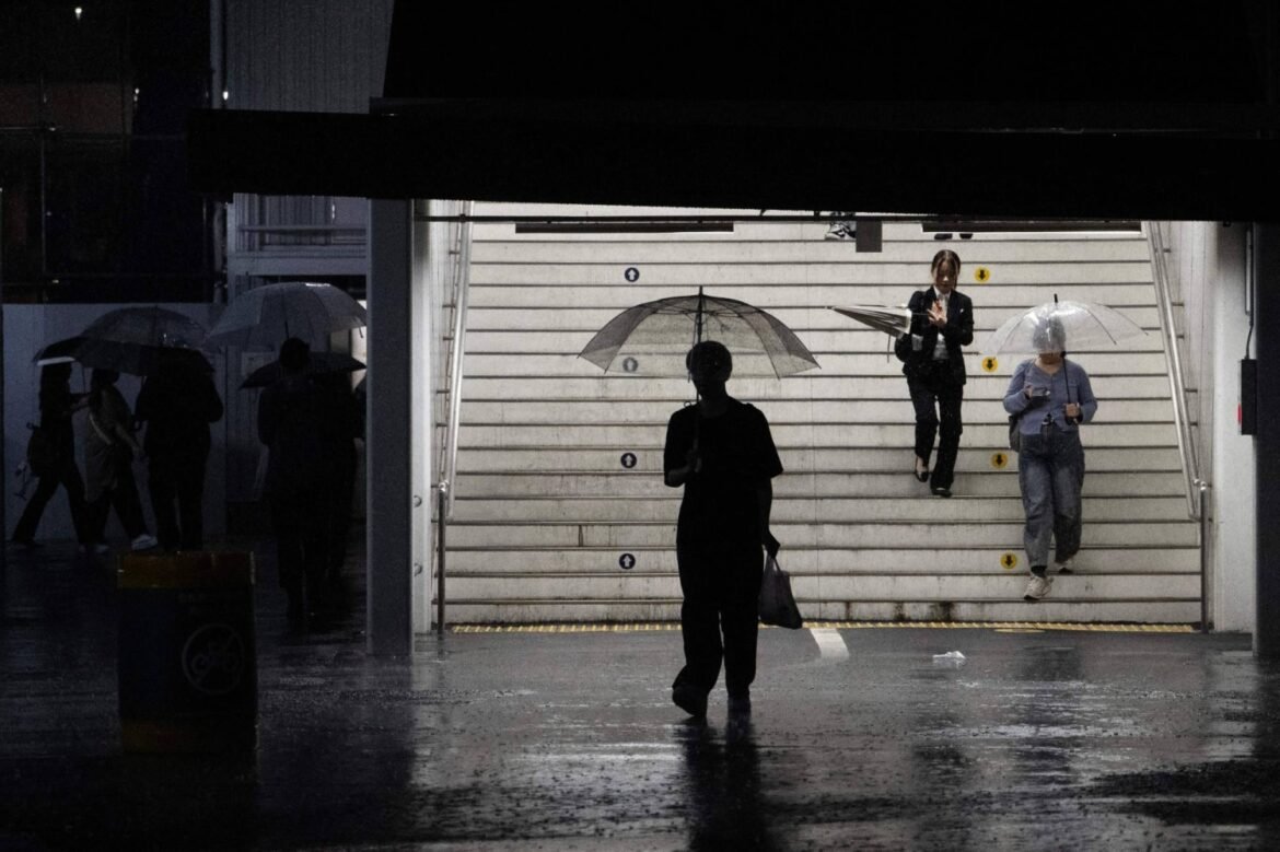 Heavy rains lash Tokyo and surrounding prefectures