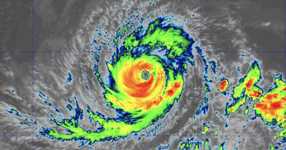 Hurricane Lowell threatens Hawaiian islands with life-threatening surf