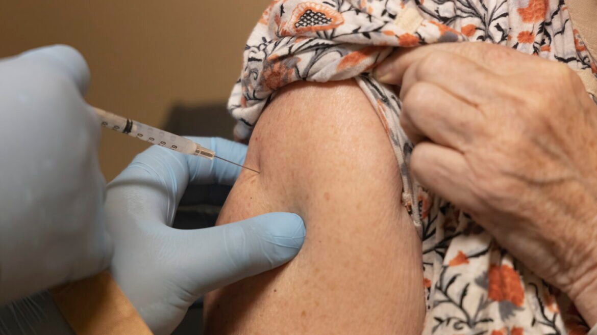 Independent vaccine recommendations issued for COVID, flu and RSV : NPR