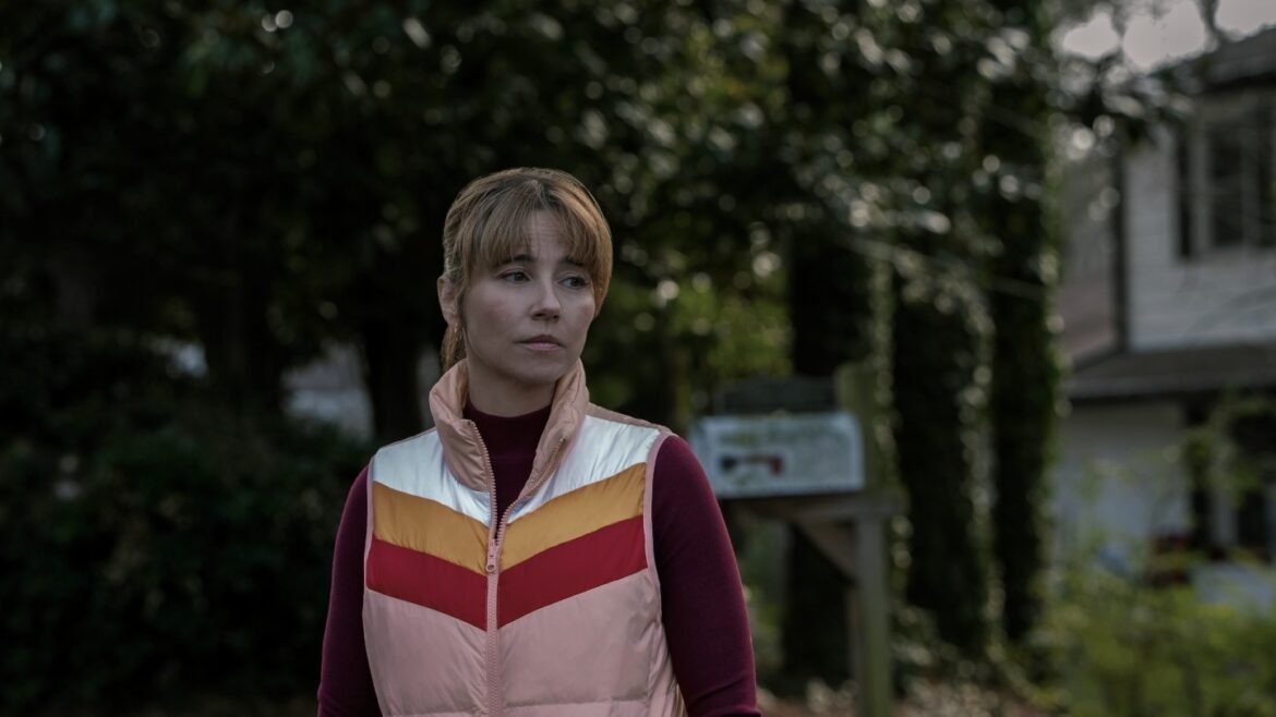 Linda Cardellini Wins Best Supporting Actress in Limited Series