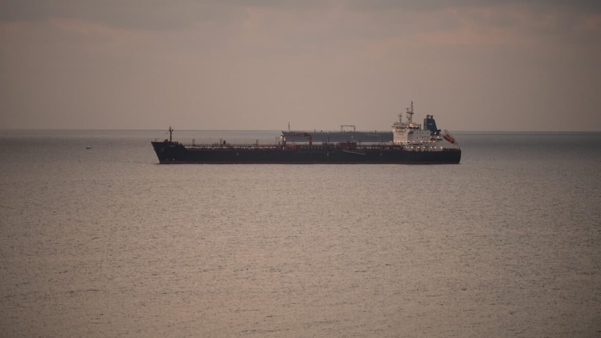 Oil extends gains as Middle East supply concerns persist