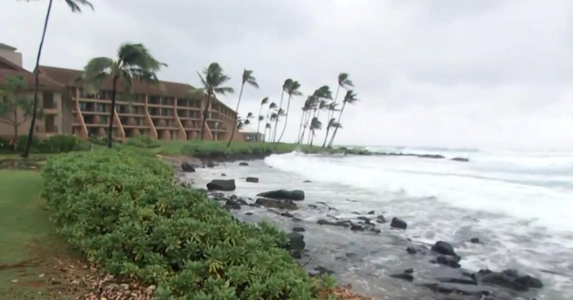 State of emergency in Hawaii as Hurricane Lowell approaches