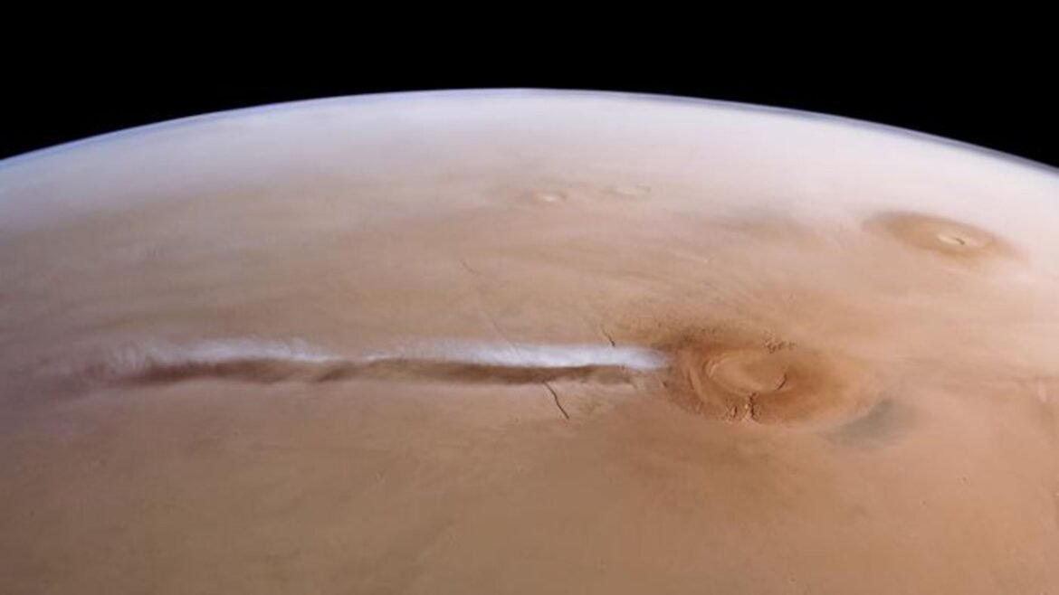 1,000-mile-long cloud that forms and vanishes on Mars every day obeys 'exotic physics' never seen on Earth