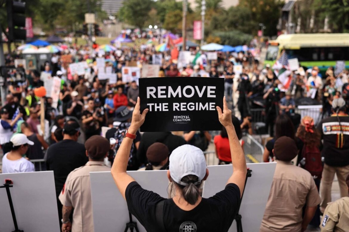 Across U.S., ‘No Kings’ events seek to boost early voting