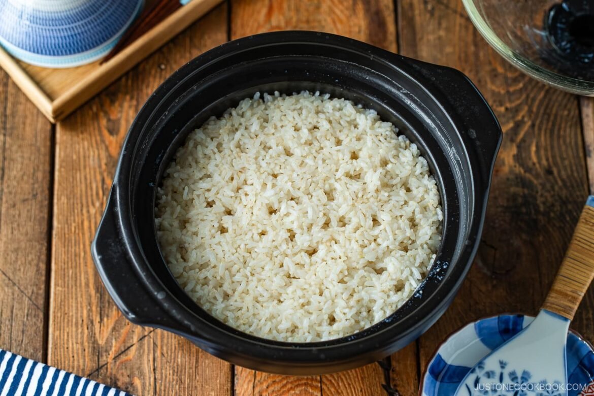 How to Cook Brown Rice in a Donabe 玄米の炊き方 (土鍋) • Just One Cookbook
