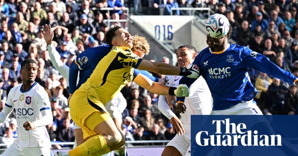 Neto double at Everton leads Chelsea to victory marred by Martínez head injury | Premier League