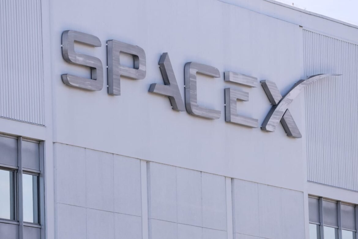 SpaceX’s Starlink Mobile plans are pressuring AT&T and Verizon shares