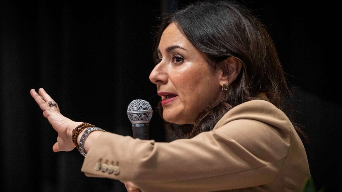 Texas gubernatorial race between Gina Hinojosa and Greg Abbot looks competitive