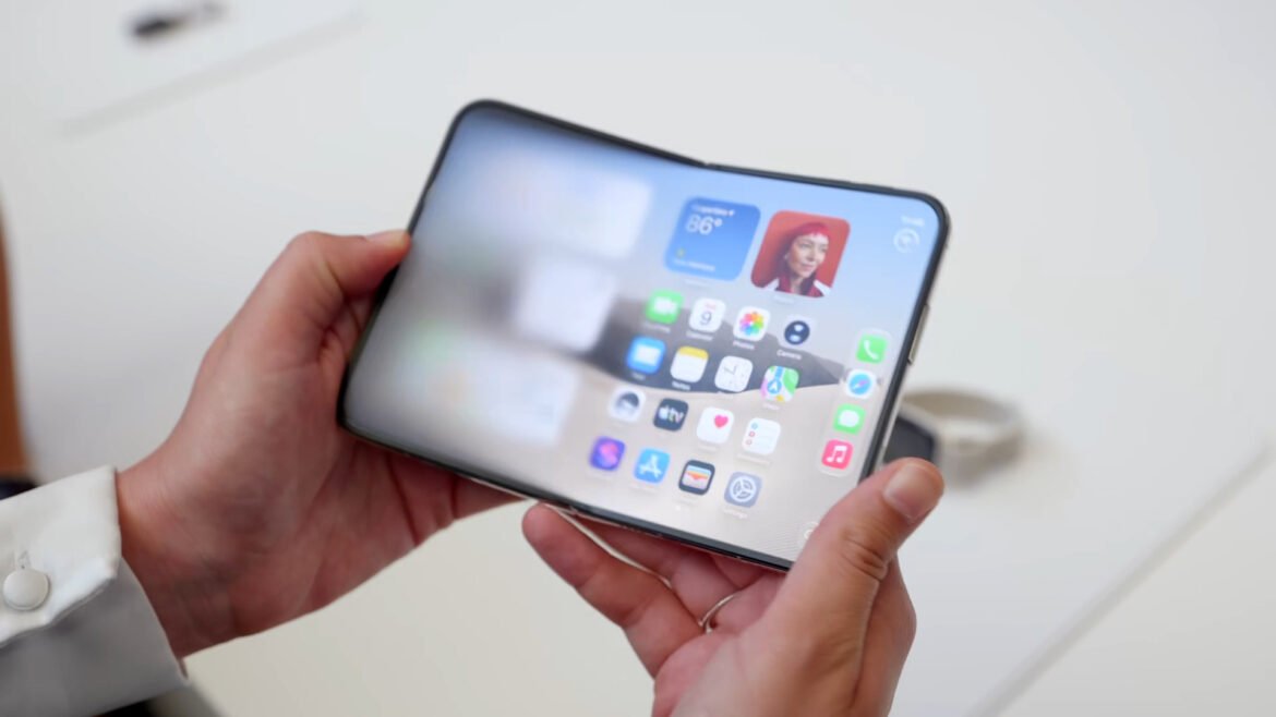 The blurred transition effect on the iPhone Duo's inner screen as it's opened.