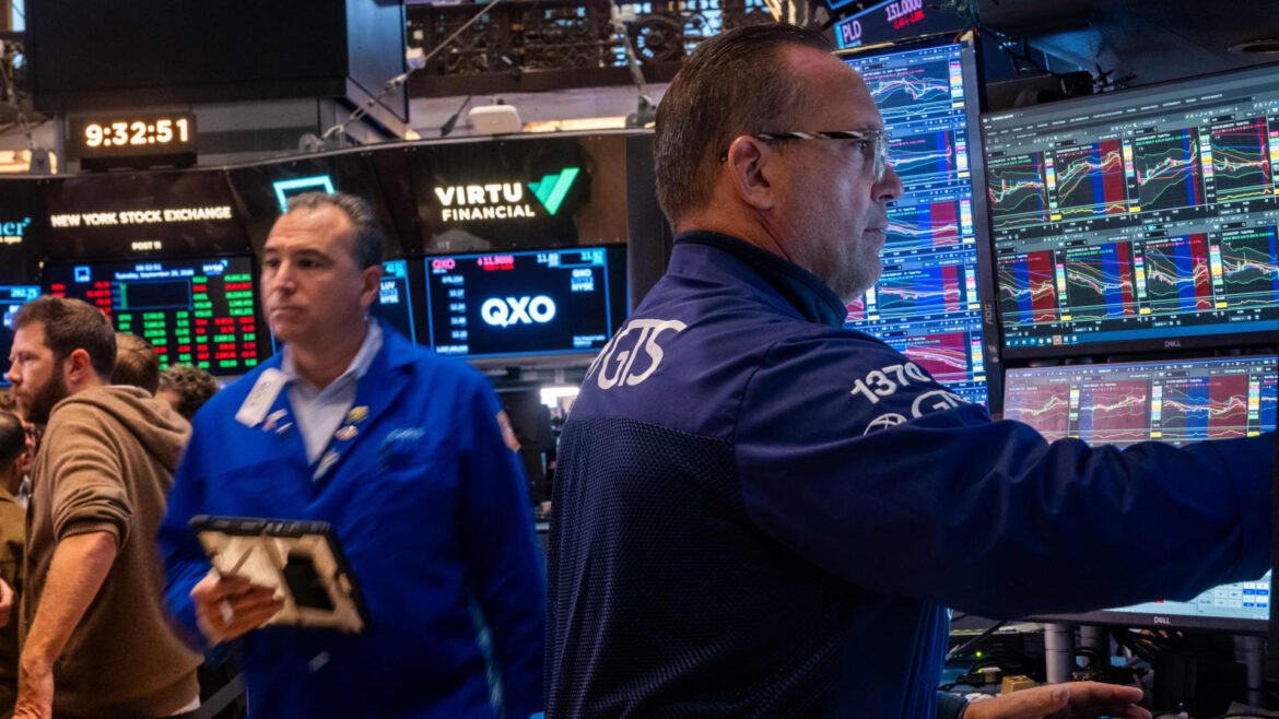 U.S. Treasury yields flat as investors anticipate FOMC minutes