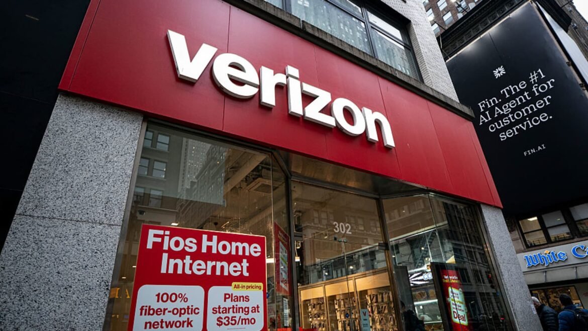 Verizon, AT&T and T-Mobile sell off on SpaceX U.S. network plans