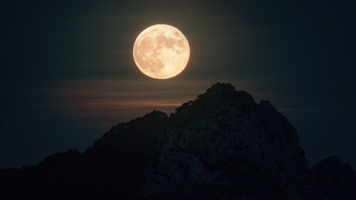 Watch the full Hunter's Moon rise this weekend before 4 back-to-back 'supermoons' head our way